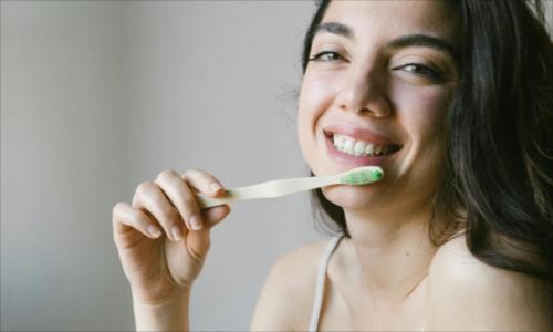 Dentysta wylicza codzienne nawyki, które mogą szkodzić Twoim zębom. Lepiej je znać!